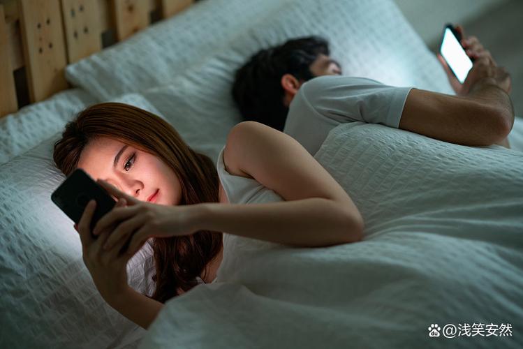 男人和女人聊天说困了想睡觉