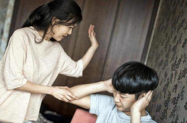 儿子动手打妈妈的后果