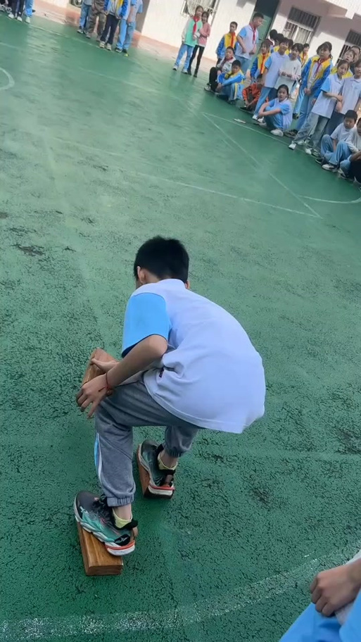 脚踩砖块走游戏