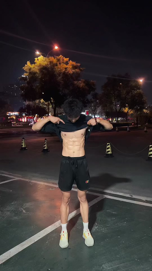 帅哥腹肌全身照