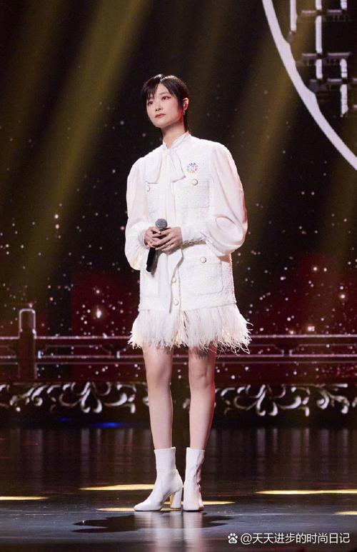 穿着裙子表演