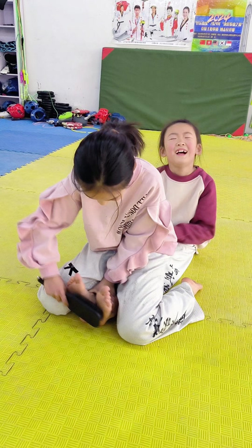 小孩挠痒痒