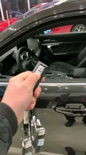 帕萨特钥匙锁车里了怎么开锁