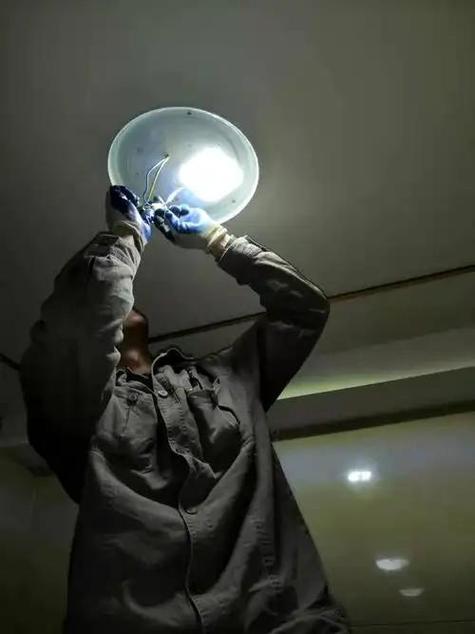 照明灯一闪一闪故障解决方法
