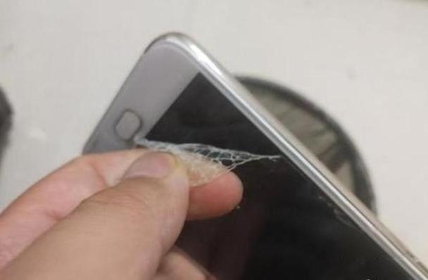 怎样把原来的钢化膜撕掉