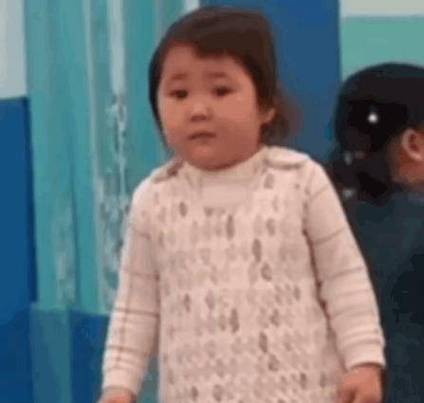小女孩尴尬抱手表情包