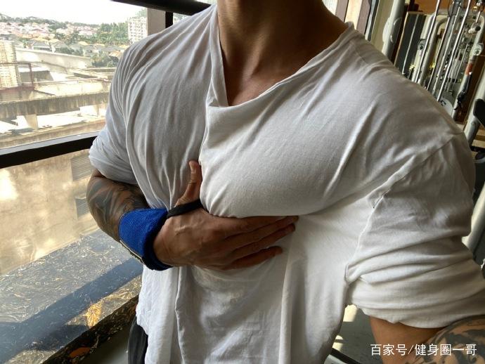 肌肉男帅气健身偏瘦