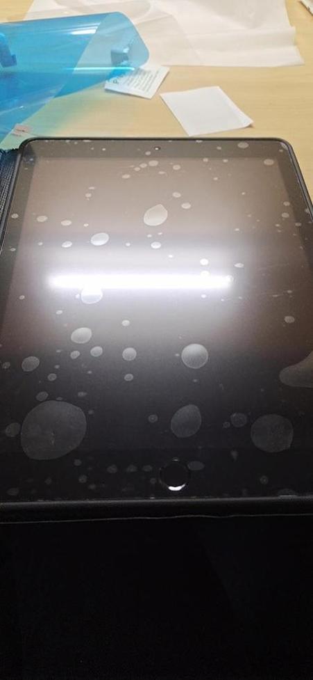 钢化膜用久了边缘出现气泡