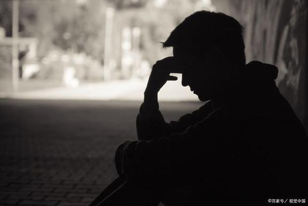 一个男人很累的图片