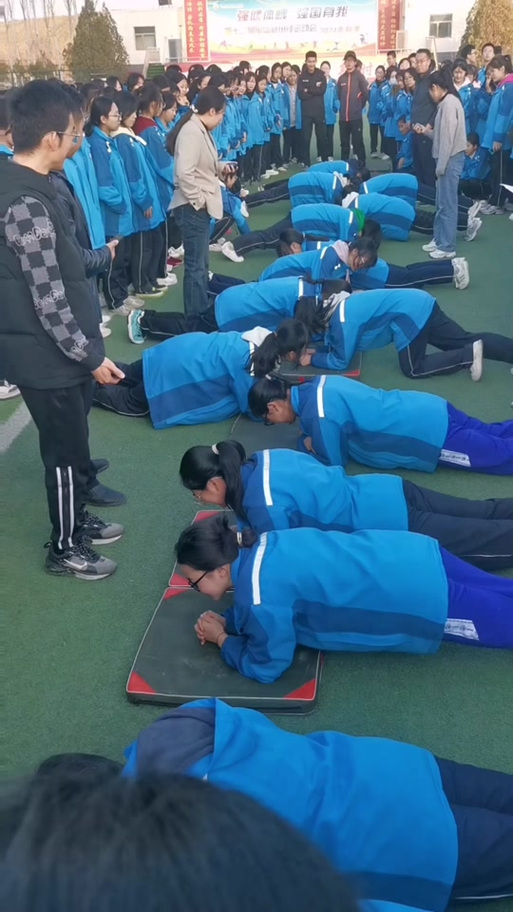 学生平板支撑