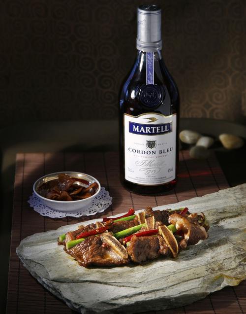 吃白肉喝白酒吃红肉喝红酒