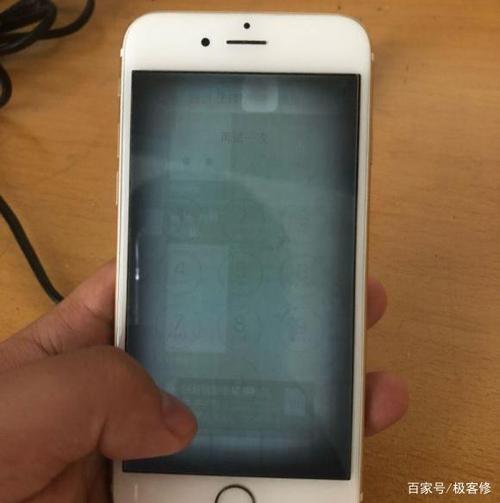 iPhone屏幕时不时出现灰点