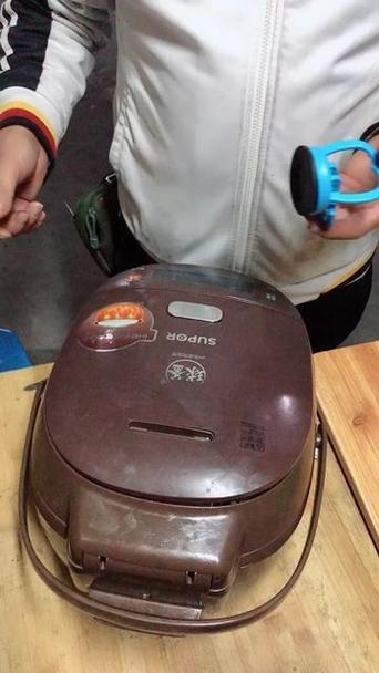 苏泊尔电饭锅锅盖拆卸