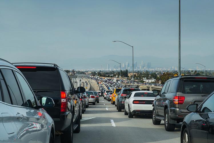 城市天际线高速路口堵车