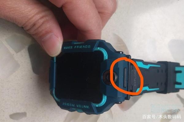 小天才电话手表充电口在哪里