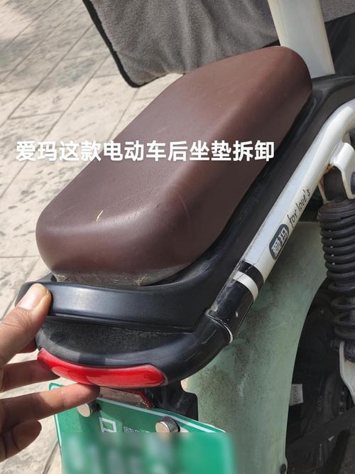 绿源电动车座位盖子打开图解