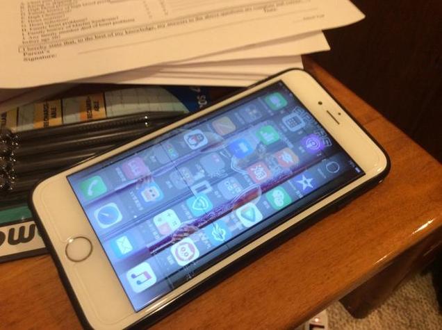 iPhone手机上方模糊