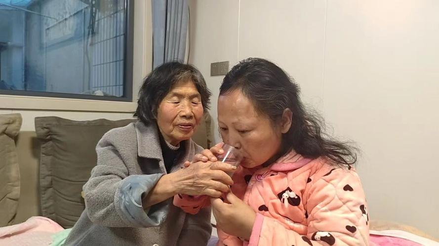 婆婆给儿媳接生