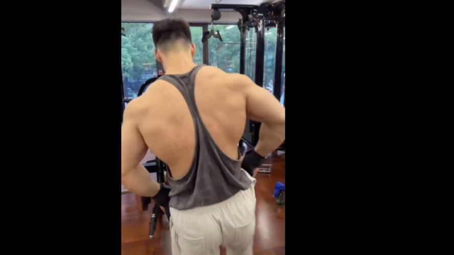 肌肉男锻炼肌肉