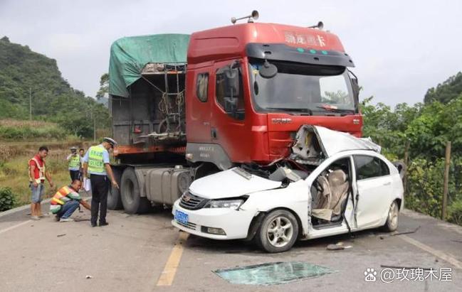 卡车撞轿车