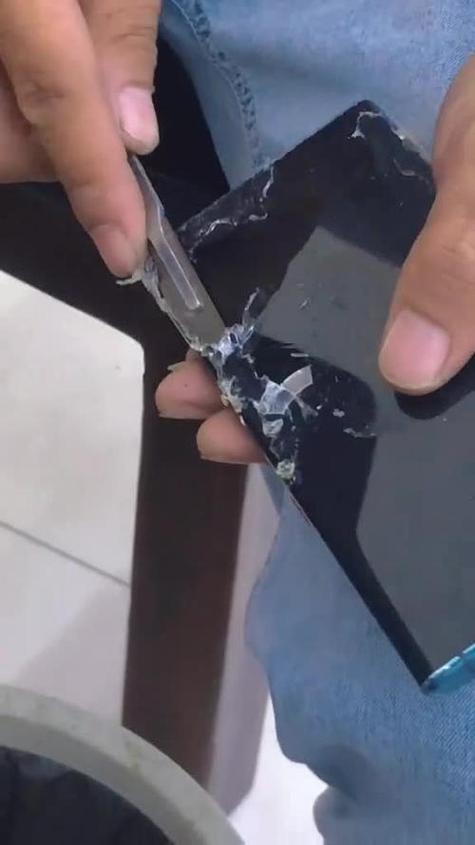 手机贴膜时原来的膜要撕吗