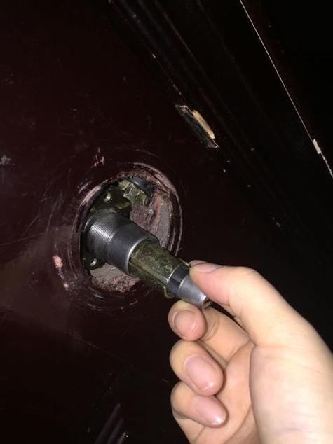 防盗门钥匙开门后拔不出来