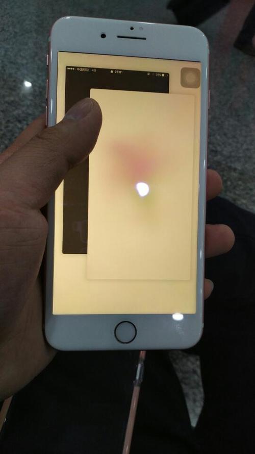 苹果手机突然卡屏不动了也关不了机子