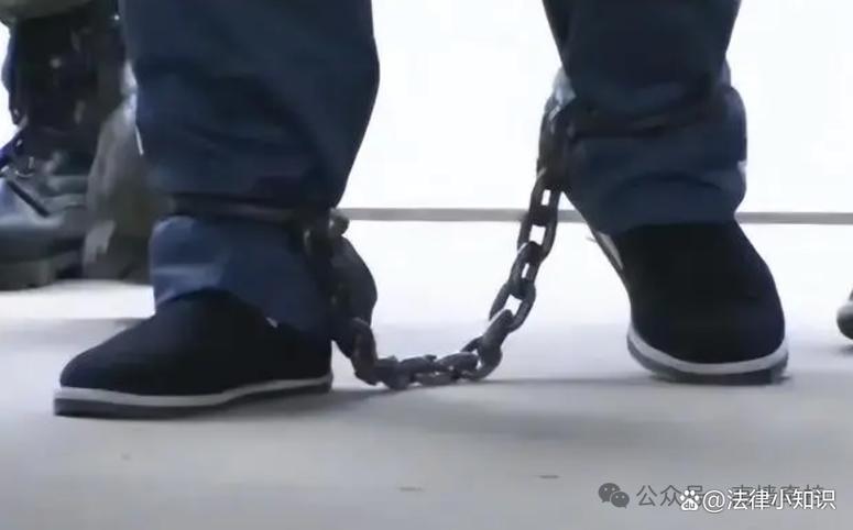 体验监狱生活佩戴手铐脚镣连体