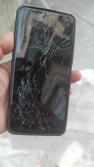 手机外面玻璃屏摔碎了