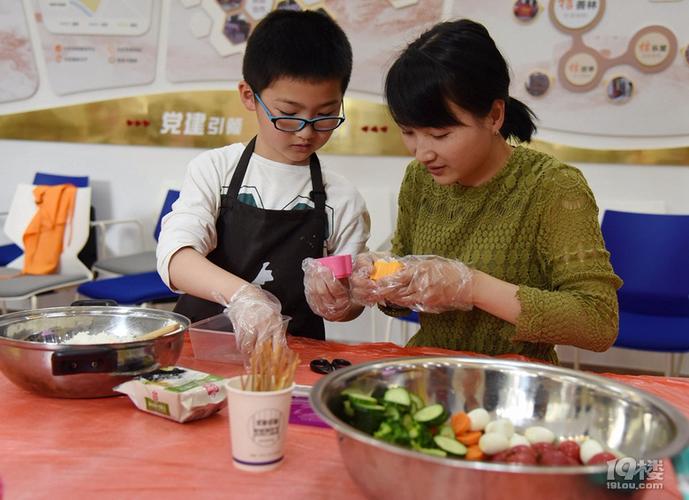 小强小雅帮妈妈做盒饭