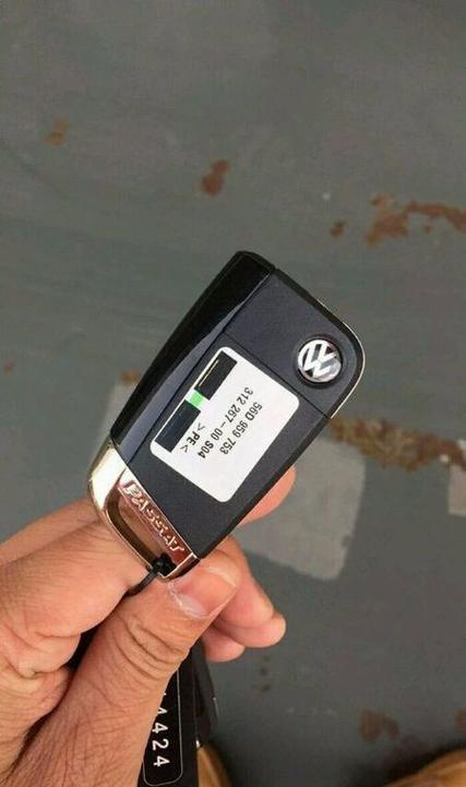 大众帕萨特车钥匙换电池图解