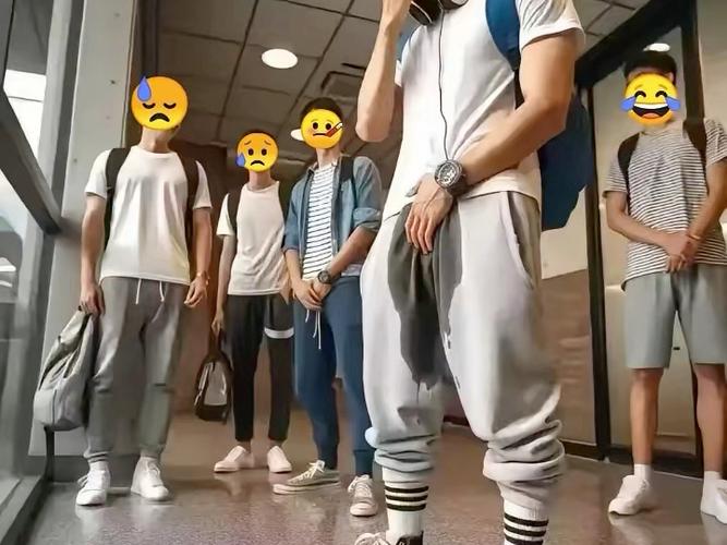 男生憋了满满一泡尿后尿裤子