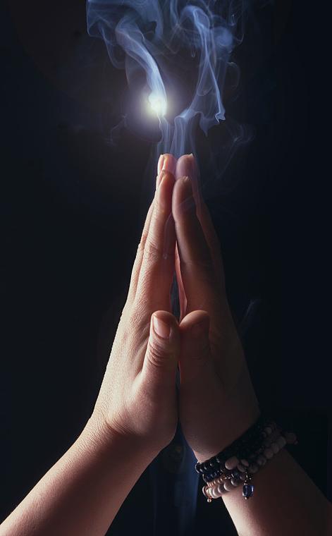 祈祷祈福的图片